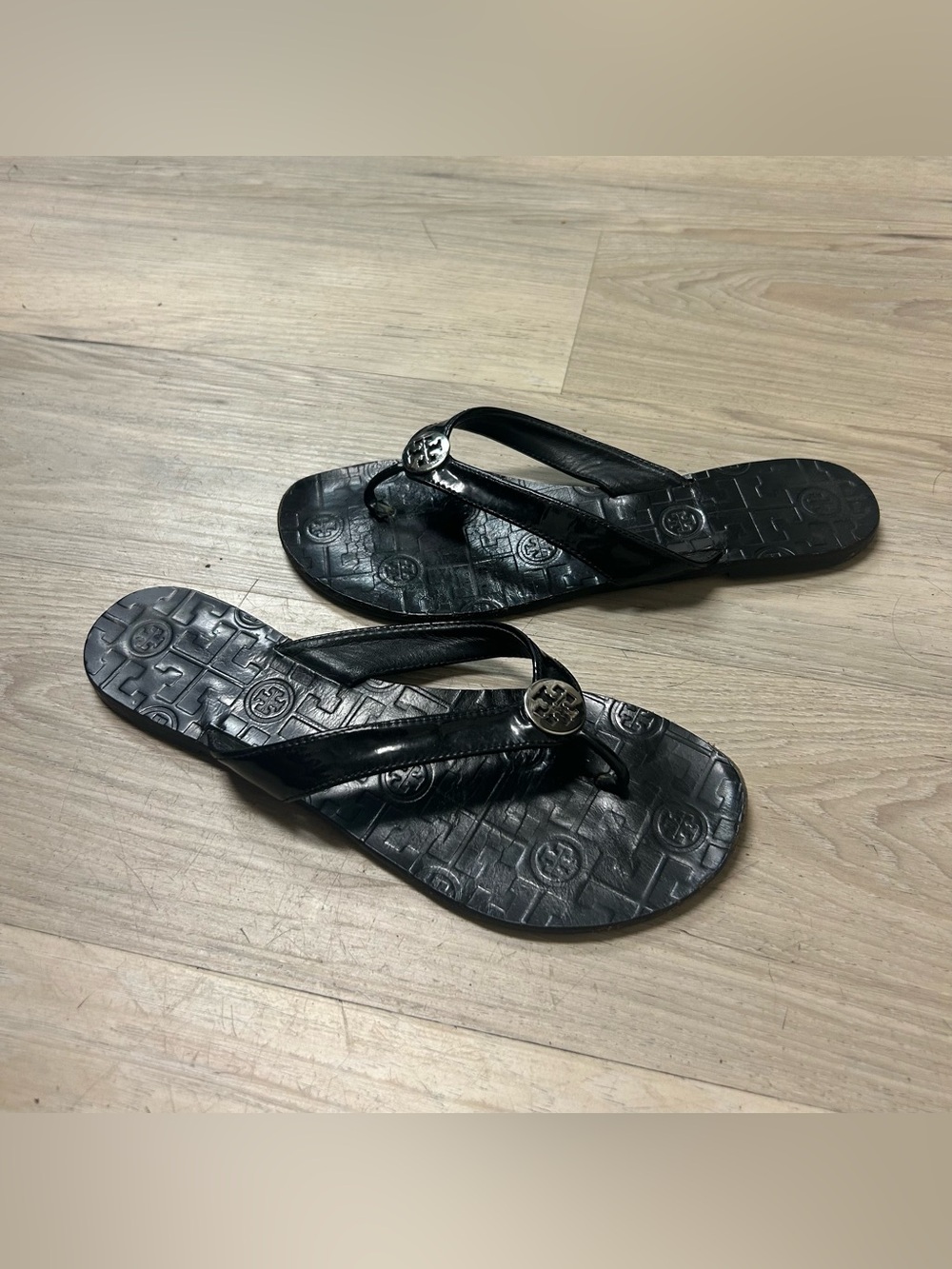 Tory Burch Thora Thong Sandals Black Strap Leather Size 9M Logo Flip Flops Beach - Picture 3 of 9